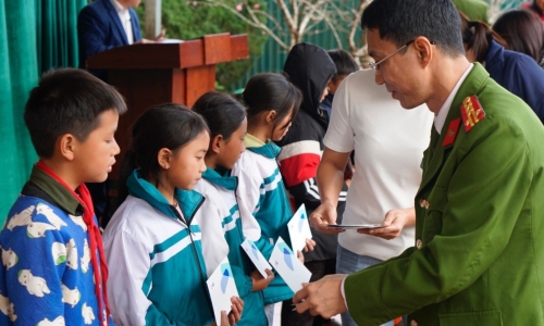 Phòng QLĐT và BDNC phối hợp tổ chức chương trình thiện nguyện “Về miền biên cương Tổ quốc” tại huyện Phong Thổ, tỉnh Lai Châu